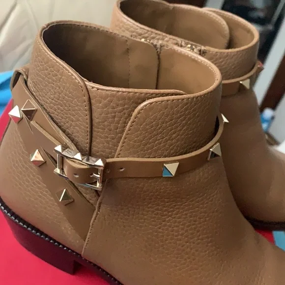 🌈ROCKSTUD Ankle Boot
VALENTINO GARAVANI SIZE8US🌈 - Picture 12 of 16